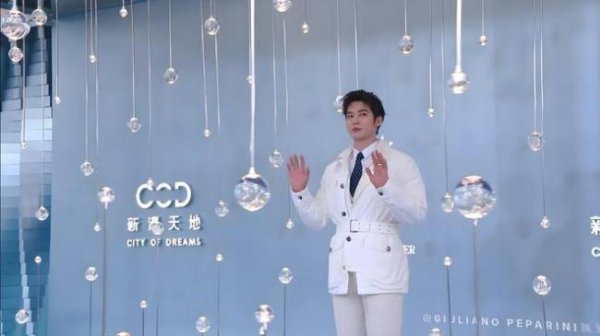 无锡恒鑫配资 刘嘉玲调侃于适 李冰冰护短说他还小 红毯上的青涩与优雅